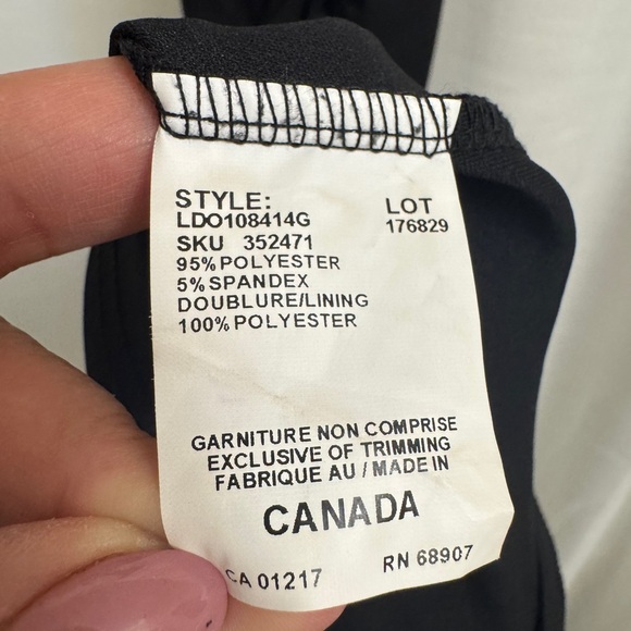 Elegant Black Sleeveless Dress - Picture 10 of 11